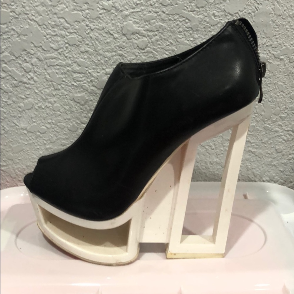 Retro Cutout Wedges